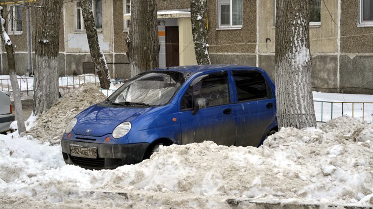 Крупный город России отменил штрафы за парковку на газоне